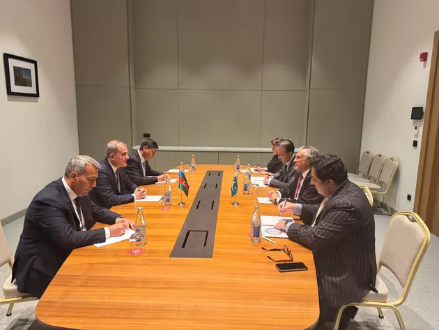 Глава МИД Азербайджана провел переговоры с коллегой из Пакистана