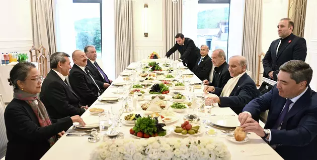 В Шуше Ильхам Алиев дал обед в честь гостей саммита ОЭС