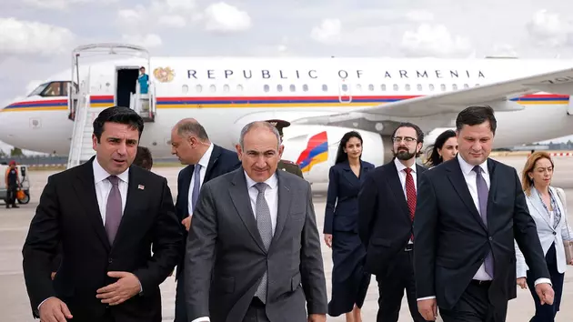 Самолет Пашиняна приземлился в Париже