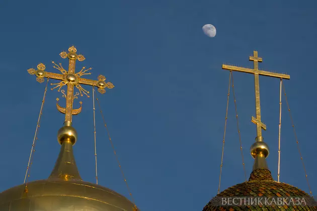 Луна на фоне храма