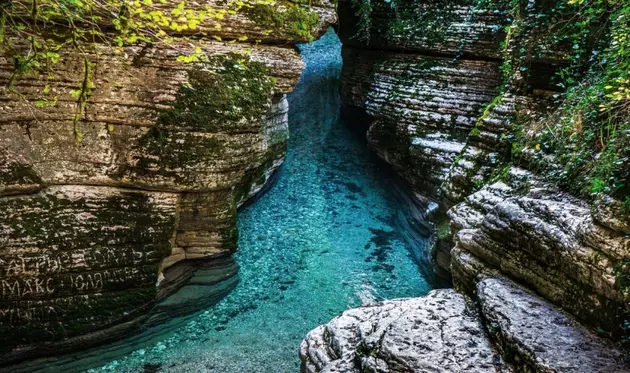 Спасатели вытащили россиян из водной ловушки в Абхазии