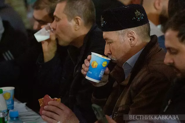 Ифтар  в шатре рамадана