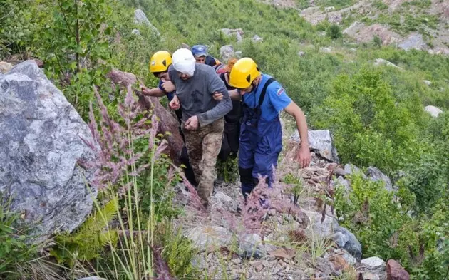 Турист провалился в снежную трещину в Домбае