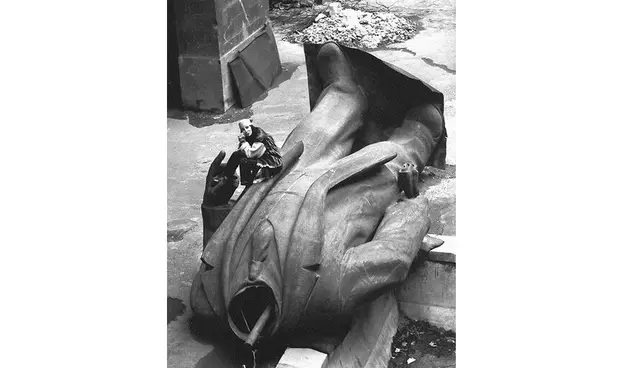 Певица Шер на демонтированном памятнике 