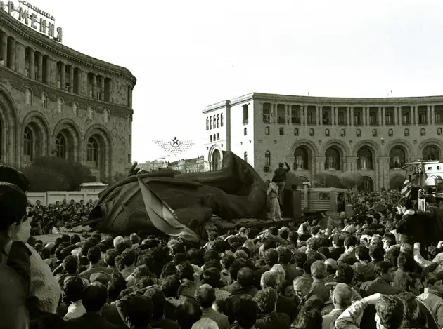 Как в Армении сносили памятники Сталину, Ленину, Кирову и Гукасяну