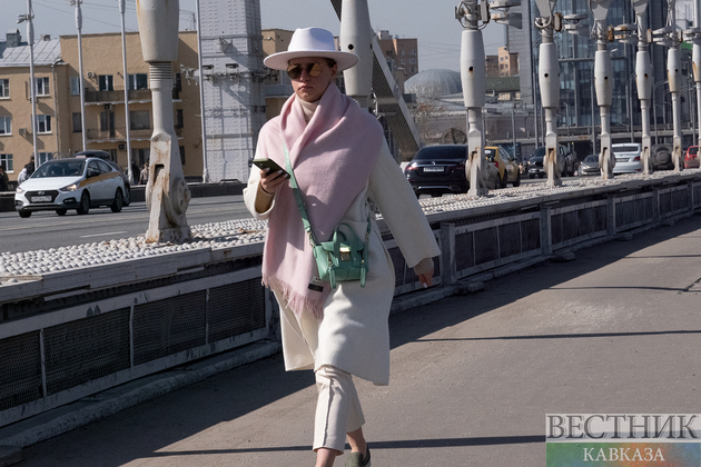 Прохожая на Крымском мосту