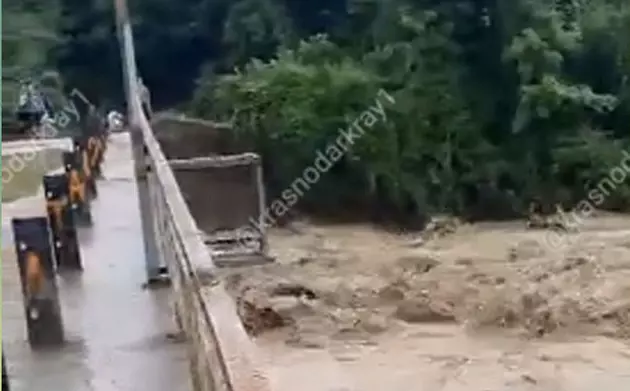 На Кубани из-за подтопления рухнул пролет автомобильного моста