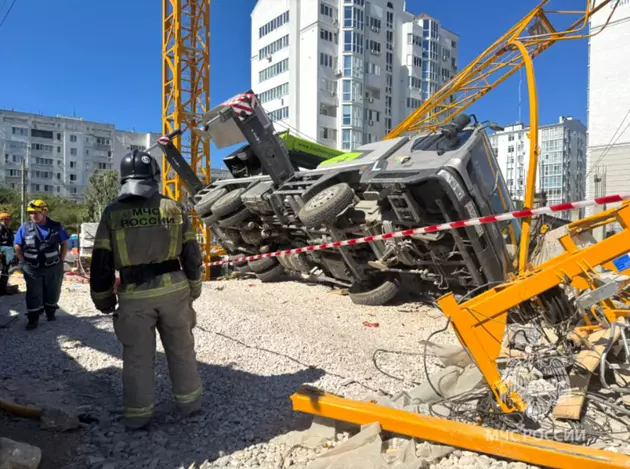 Строительный кран обрушился в Севастополе