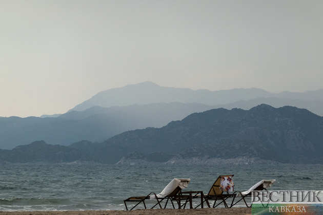 Лежаки на пляже