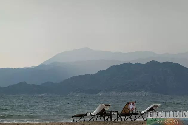 Лежаки на пляже