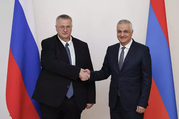 Оверчук провел встречу с Григоряном в Ереване