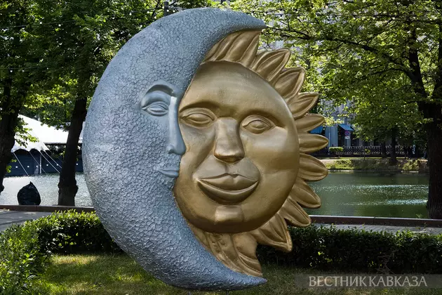 Солнце и месяц