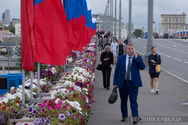 Украшения ко Дню флага на Большом Москворецком мосту