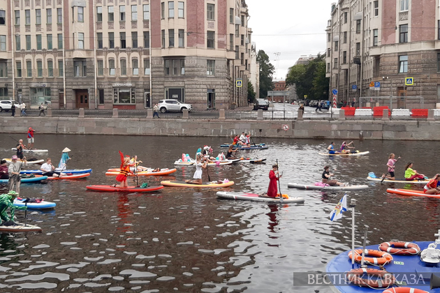 Карнавальный заплыв на сапах в Санкт-Петербурге