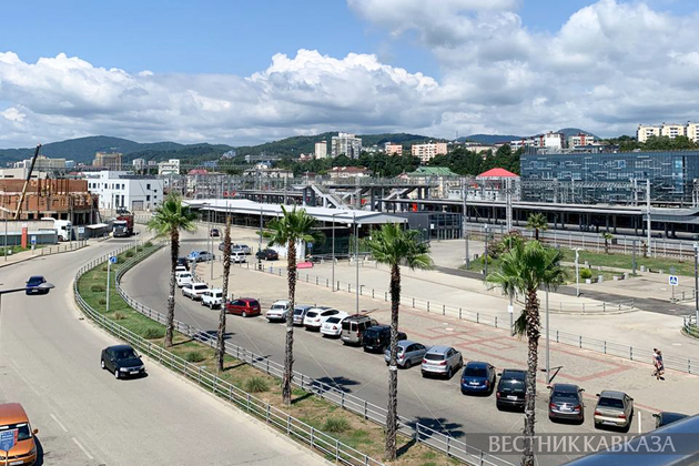 Набережная у жд вокзал в Адлере