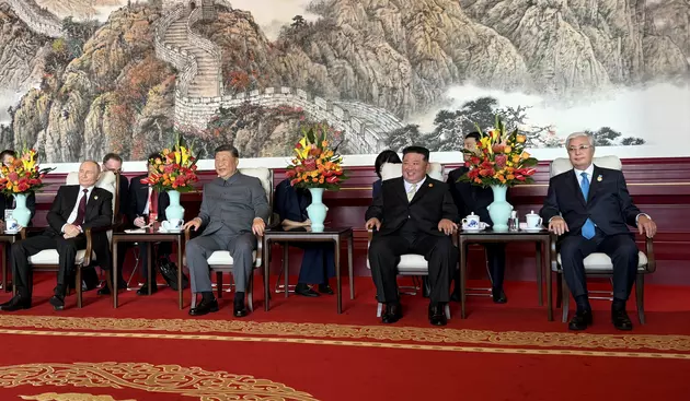 Владимир Путин, Си Цзиньпин, Ким Чен Ын и Касым-Жомарт Токаев наблюдают за парадом на Тяньаньмэнь