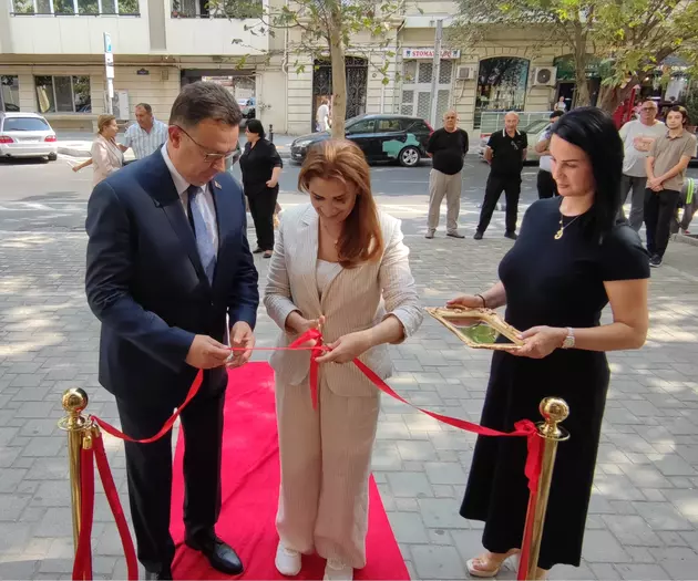 Посол Беларуси принял участие в открытии магазина белорусской одежды в Баку