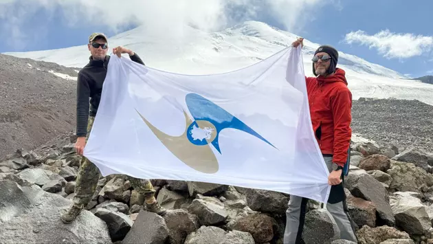 Флаг ЕАЭС развернули на Эльбрусе