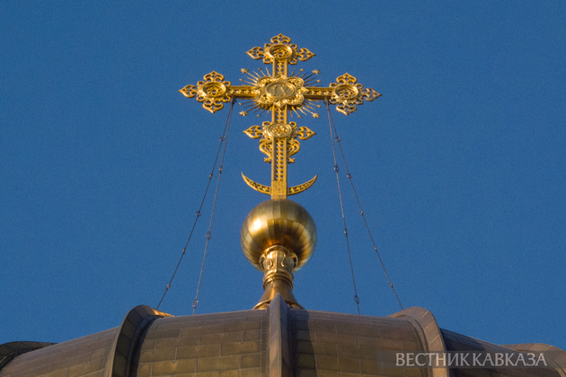 Крест на куполе храма