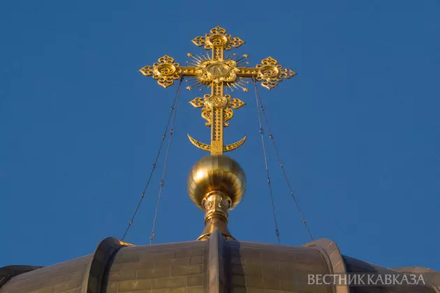 Крест на куполе храма