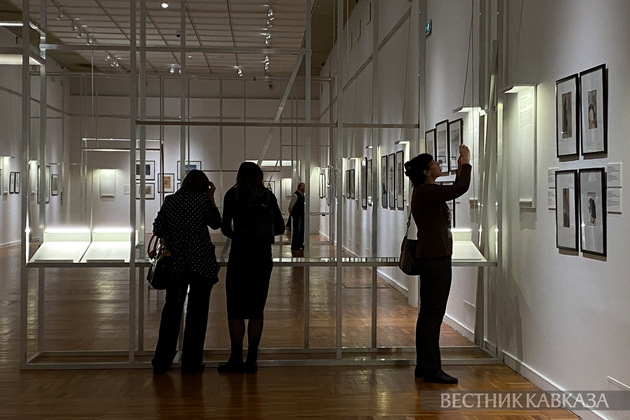 Посетители на выставке графики