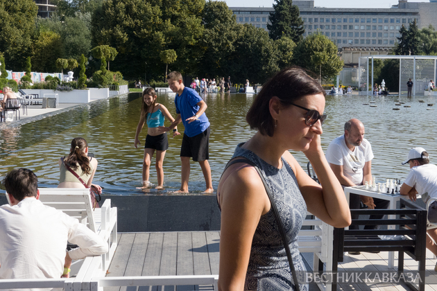 Отдыхающие в Парке Горького