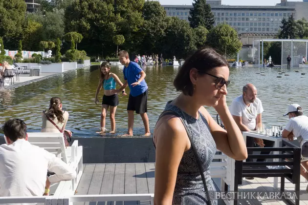 Отдыхающие в Парке Горького