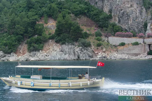 Спасатели эвакуировали упавших на скалы российских подростков в Аланье