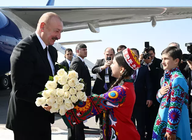 Ильхам Алиев прилетел в Душанбе