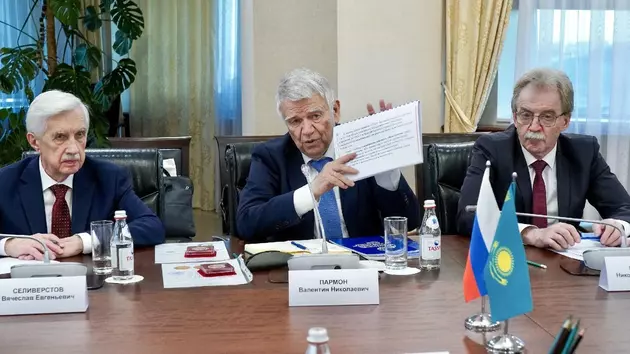 Делегация Сибирского отделения РАН во главе с председателем СО РАН Валентином Пармоном