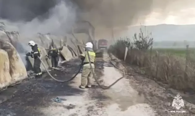 В Дагестане загорелись два склада общей площадью 2200 кв м