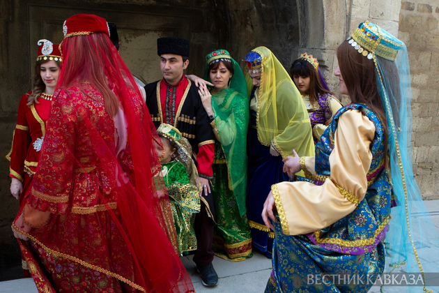 Люди в нацианальных азербайджанских нарядах на Новруз