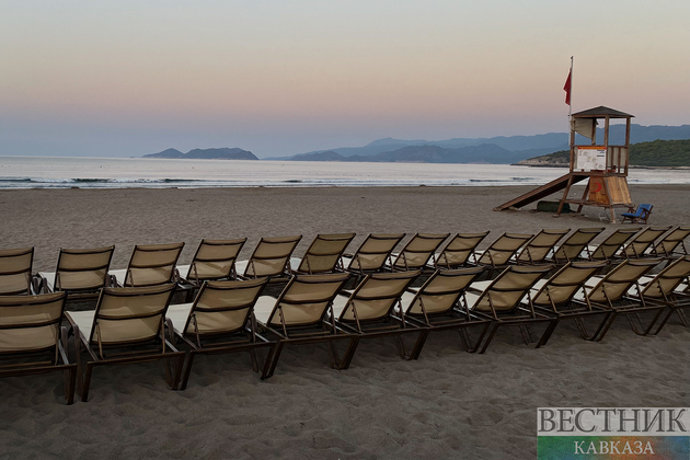 Лежаки на пляже