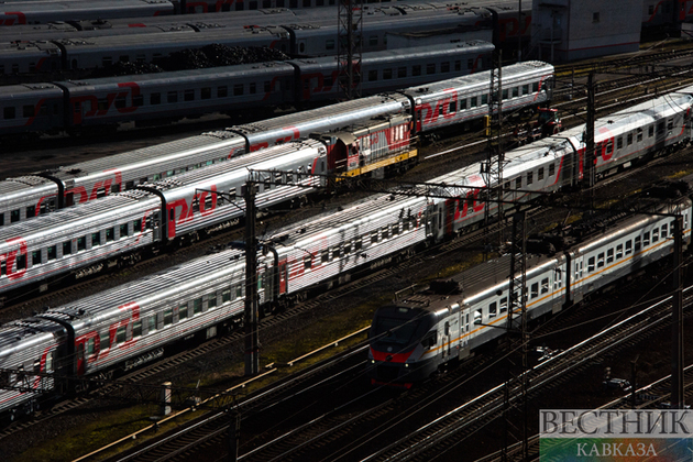 Рухнувшая на рельсы фура задержала два поезда из Крыма