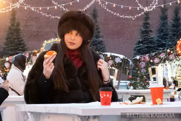 Девушка на Красной площади с икрой