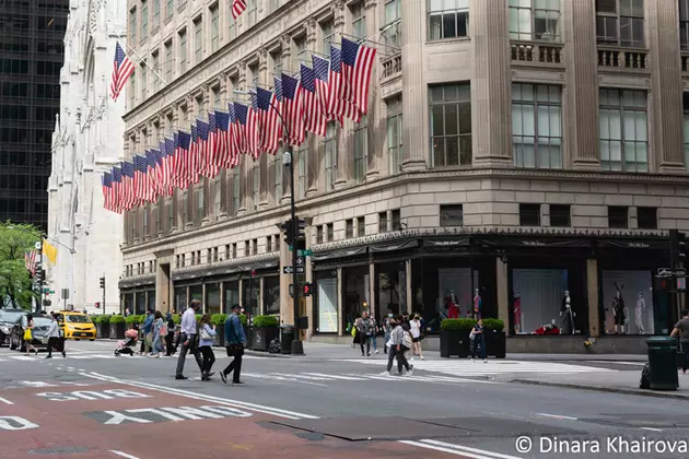 Здание на Манхэттене с флагами США