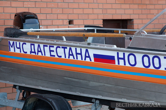 Лодка МЧС Дагестана