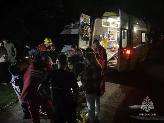 Спасатели помогли пострадавшему в лесах Сочи мужчине