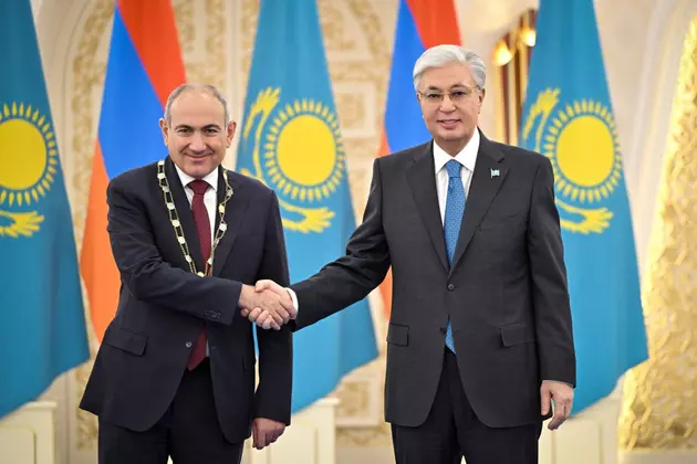 Токаев наградил Пашиняна высшим орденом Казахстана