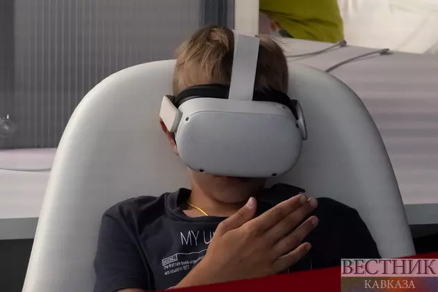 Мальчик в шлеме виртуальной реальности