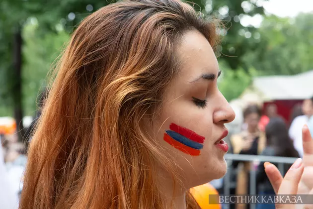 Девушка с нарисованным флагом Армении