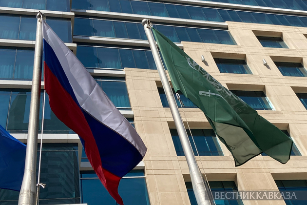 Флаги Саудовской Аравии и России