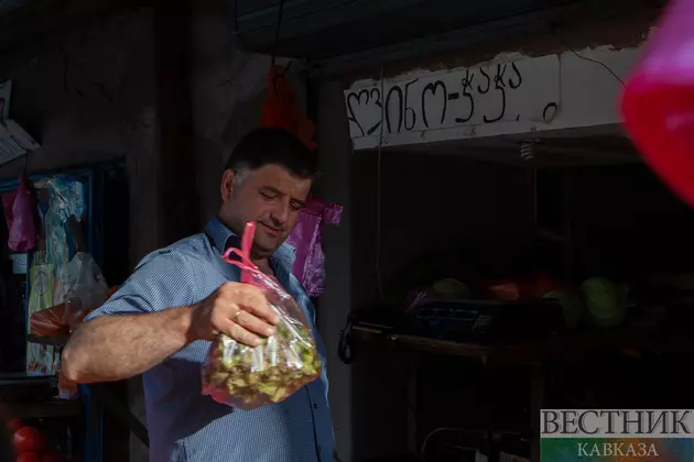 Покупатель на рынке в Тбилиси