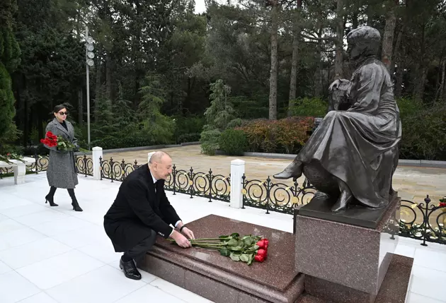 Ильхам Алиев и Мехрибан Алиева посетили могилу общенационального лидера Гейдара Алиева