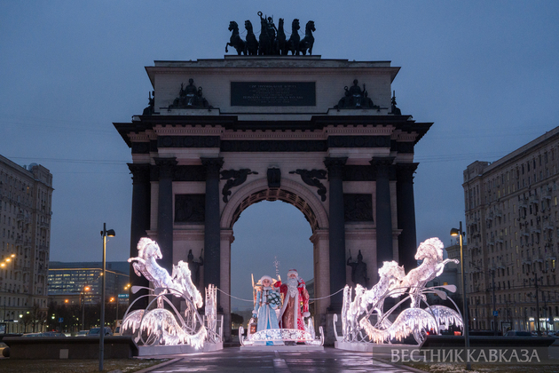 Новогодние украшения у Триумфальной арки