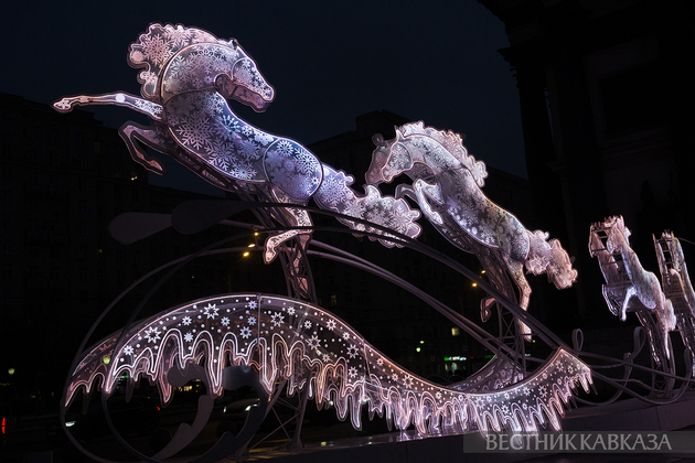 Новогодние украшения у Триумфальной арки