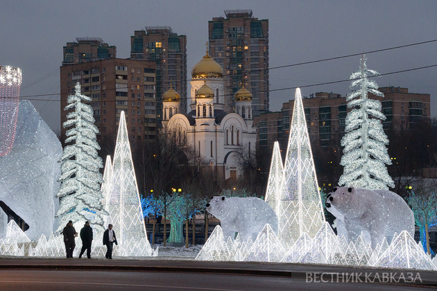 Новогодние украшения у Ростокинского акведука