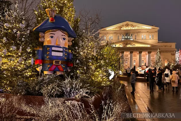 Новогодние украшения на Театральной площади