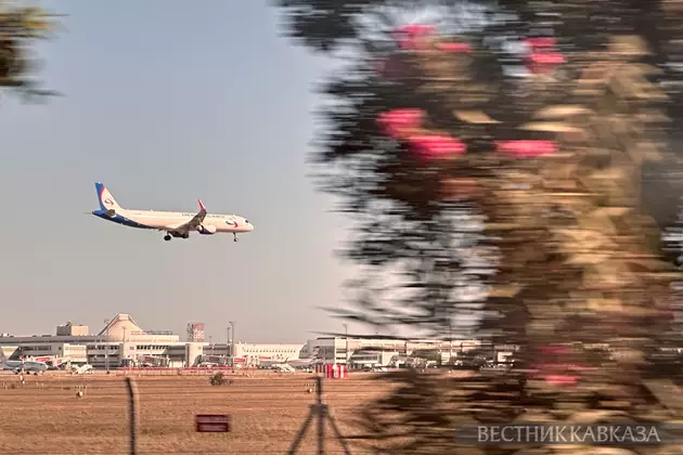 Взлетающий самолет в аэропорту Анталии