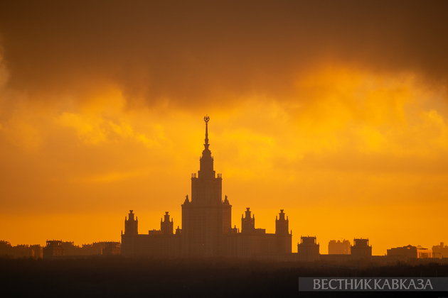 Вид на МГУ на закате